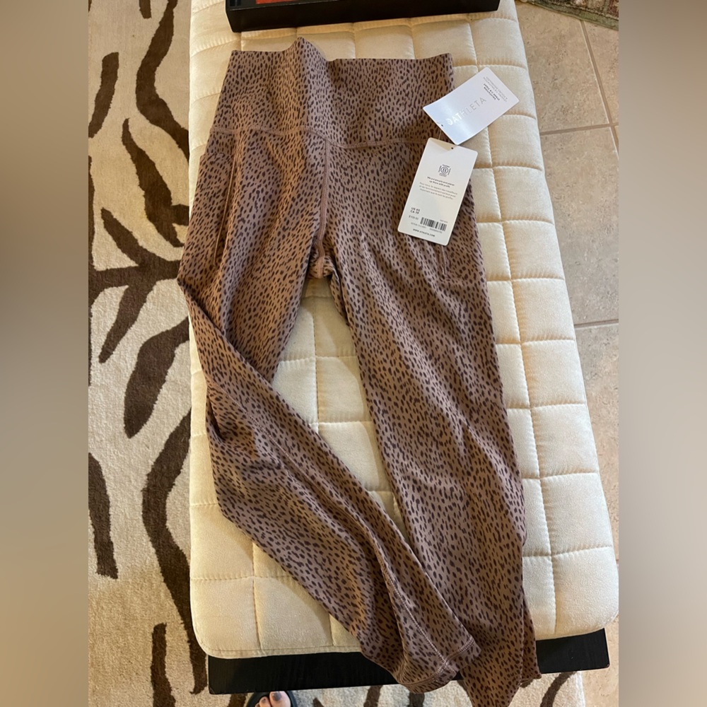 Athleta Salutation Stash 7/8 tight leopard print leggings. NWT size XS